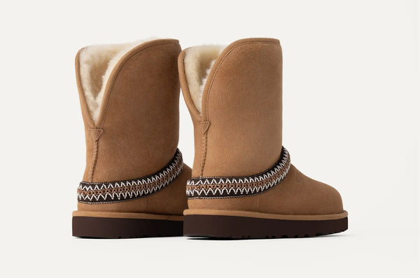 [1161770-CHE] WOMENS UGG CLASSIC SHORT CRESCENT BOOT