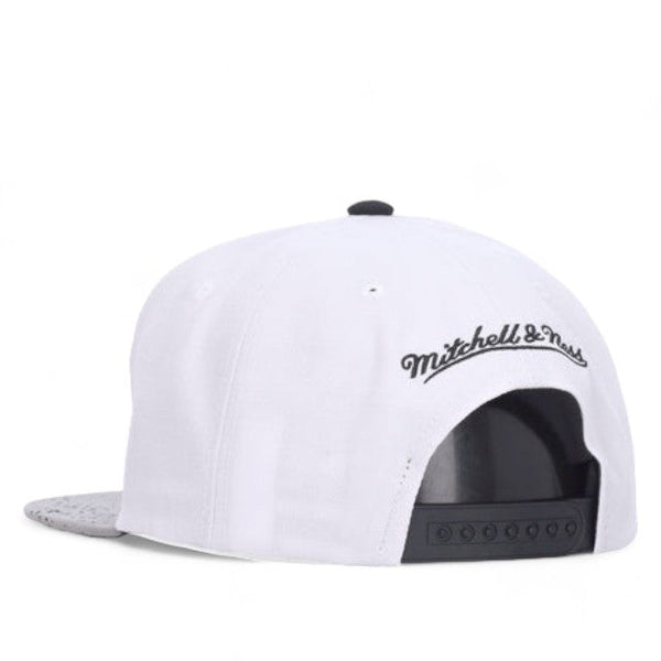 MENS MITCHELL & NESS NBA CEMENT TOP SNAPBACK WARRIORS - WHITE-SILVER