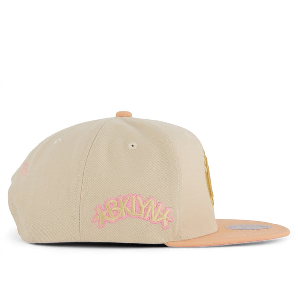 MENS MITCHELL & NESS NBA LOVERS LANE SNAPBACK NETS - OFF WHITE