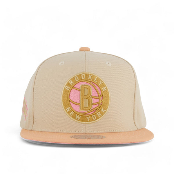 MENS MITCHELL & NESS NBA LOVERS LANE SNAPBACK NETS - OFF WHITE