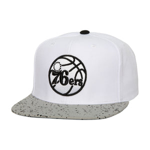 MENS MITCHELL & NESS NBA CEMENT TOP SNAPBACK 76ERS - WHITE-SILVER