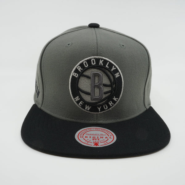 MENS MITCHELL & NESS NBA STORM FRONT SNAPBACK NETS - GREY
