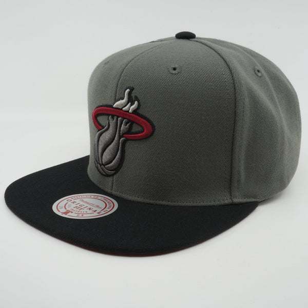 MENS MITCHELL & NESS NBA STORM FRONT SNAPBACK HEAT - GREY