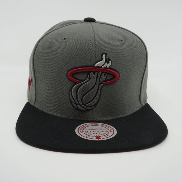 MENS MITCHELL & NESS NBA STORM FRONT SNAPBACK HEAT - GREY
