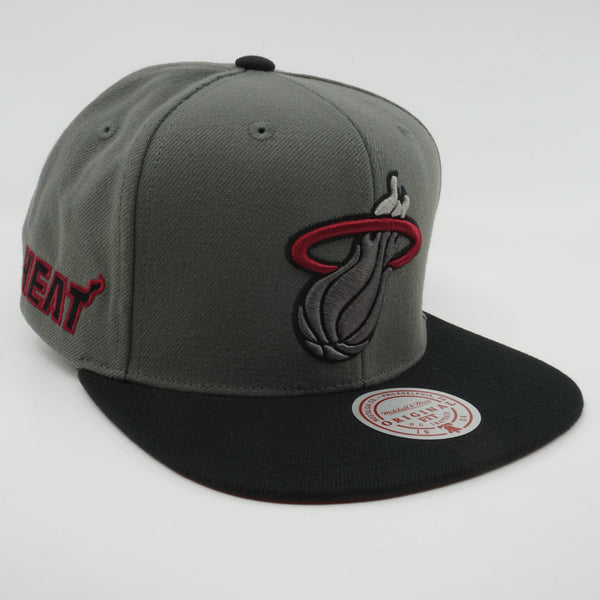 MENS MITCHELL & NESS NBA STORM FRONT SNAPBACK HEAT - GREY