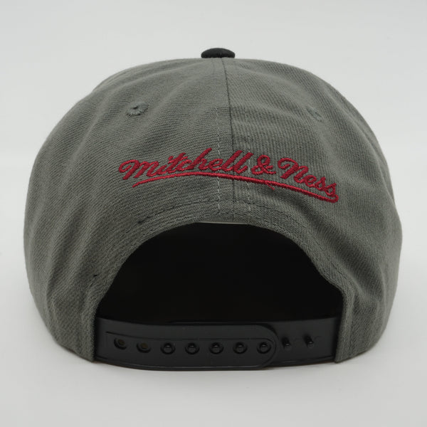 MENS MITCHELL & NESS NBA STORM FRONT SNAPBACK HEAT - GREY