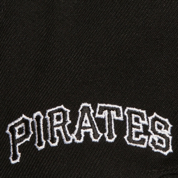 [HS8544-PPIBLCK] MENS MITCHELL & NESS MLB EVERGREEN BLACK WHITE SNAPBACK PIRATES