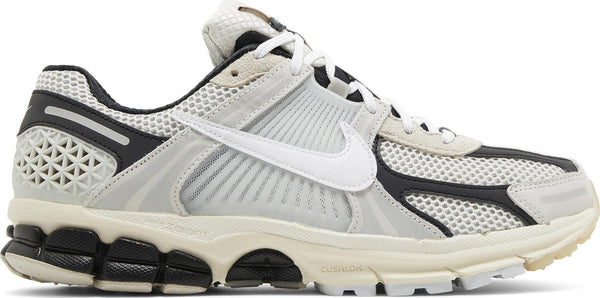 [FN7649-110] Mens Nike ZOOM VOMERO 5 'SUPERSONIC LIGHT BONE BLACK'