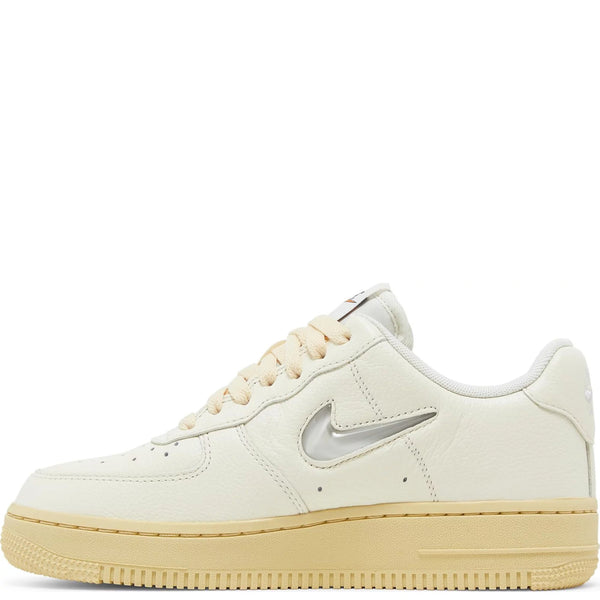 [DO9456-100] Womens Nike Air Force 1 Low '07 LX